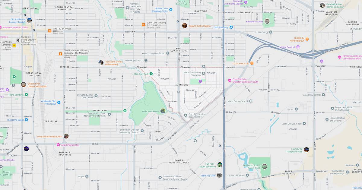 Detailed map of Chicago highlighting parks, streets, and transit lines.