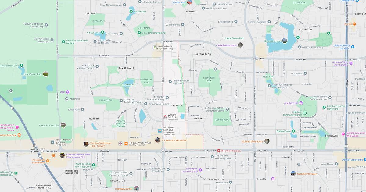 Detailed map of Chicago highlighting neighborhoods, parks, lakes, and transportation routes.